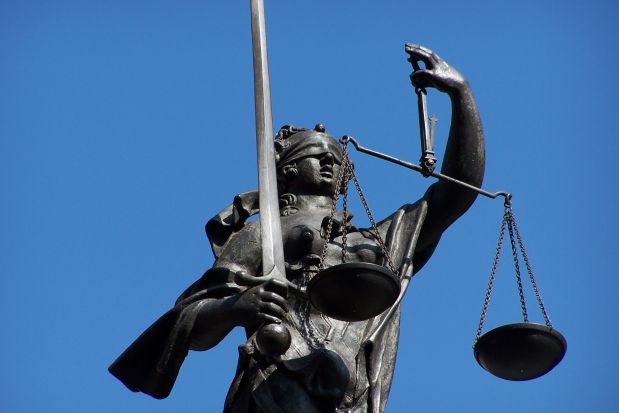 Justitia ist die Göttin der Gerechtigkeit. Justitia ist die Göttin der Gerechtigkeit.