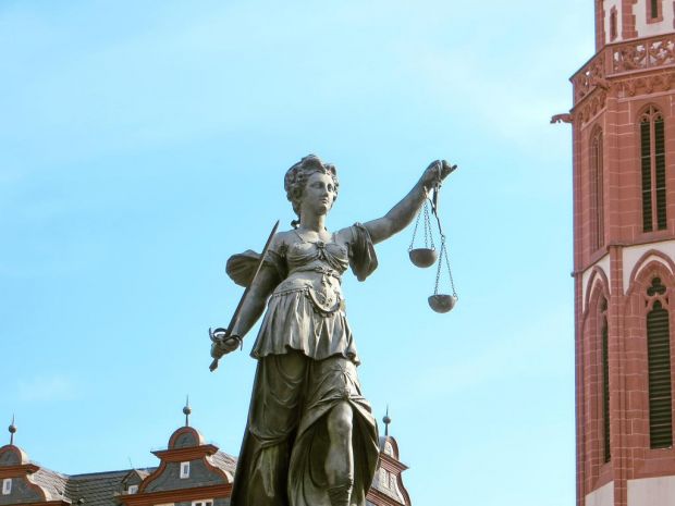 Die Justizia auf dem Frankfurter Römerberg blickt ohne Augenbinde auf das Rathaus der Mainmetropole. Die Justizia auf dem Frankfurter Römerberg blickt ohne Augenbinde auf das Rathaus der Mainmetropole.