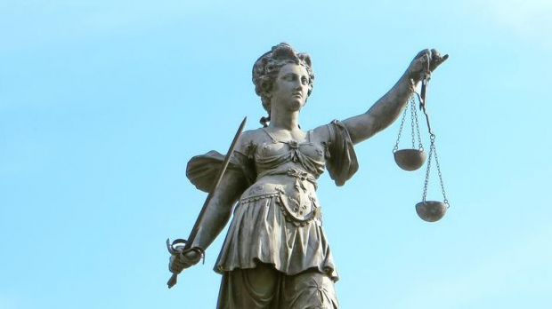 Diese Justizia blickt ohne Augenbinde auf den Frankfurter Römerberg. Diese Justizia blickt ohne Augenbinde auf den Frankfurter Römerberg.