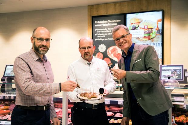 Erfolgstrio (von links): Frischeleiter Thorsten Kilb, Filialleiter Michael Kai und Ralph Dausch, Leiter Fleischwaren International aus der Kaufland-Handelszentrale. Erfolgstrio (von links): Frischeleiter Thorsten Kilb, Filialleiter Michael Kai und Ralph Dausch, Leiter Fleischwaren International aus der Kaufland-Handelszentrale.