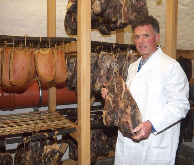 Maximilian Fertl mit luftgetrockneten Klosterschinken. Maximilian Fertl mit luftgetrockneten Klosterschinken.
