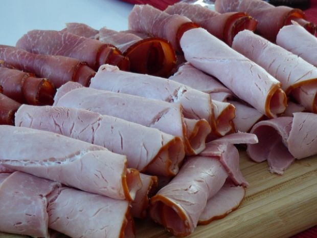 Es bleibt dabei: 97 Prozent der Haushalte in Deutschland kaufen Fleisch ein und fast alle (99 Prozent) kaufen Wurst ein. Es bleibt dabei: 97 Prozent der Haushalte in Deutschland kaufen Fleisch ein und fast alle (99 Prozent) kaufen Wurst ein.