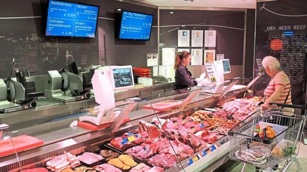 Auf mehr als sieben Metern Thekenlänge spielt Edeka Komp die Vielfalt des Fleisch-Angebots. Auf mehr als sieben Metern Thekenlänge spielt Edeka Komp die Vielfalt des Fleisch-Angebots.