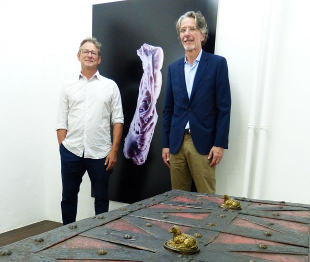 Metzgerssohn Klaus Reichert (rechts) und Fotograf Thomas Balzer spüren in der Ausstellung die Kultur im Fleisch über die Jahrhunderte auf. Metzgerssohn Klaus Reichert (rechts) und Fotograf Thomas Balzer spüren in der Ausstellung die Kultur im Fleisch über die Jahrhunderte auf.