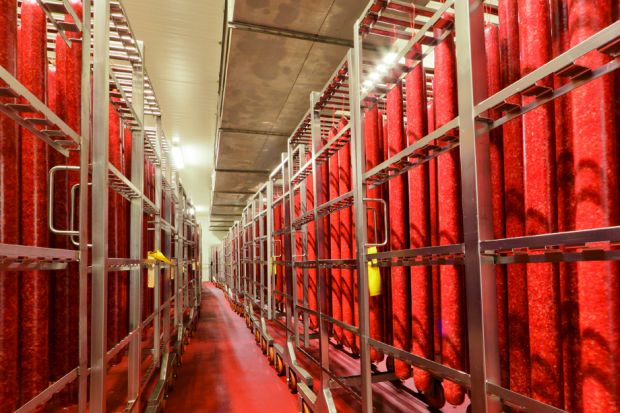 Die LFW produziert jährlich knapp 4.000 Tonnen Salami für Lebensmitteleinzelhandel und die weiterverarbeitende Industrie. Die LFW produziert jährlich knapp 4.000 Tonnen Salami für Lebensmitteleinzelhandel und die weiterverarbeitende Industrie.