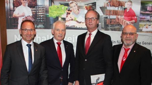 Warb in Weilheim für Reformen: DFV-Präsident Herbert Dohrmann (2.v.r.) mit Landesinnungsmeister Joachim Lederer (2.v.l.) und seinen Stellvertretern Rüdiger Pyck (links) und Wolfgang Herbst. Warb in Weilheim für Reformen: DFV-Präsident Herbert Dohrmann (2.v.r.) mit Landesinnungsmeister Joachim Lederer (2.v.l.) und seinen Stellvertretern Rüdiger Pyck (links) und Wolfgang Herbst.