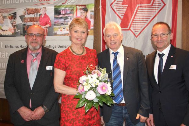 Landesinnungsmeister Joachim Lederer und seine Stellvertreter Wolfgang Herbst (links) und Rüdiger Pyck (rechts) begrüßten Staatssekretärin Friedlinde Gurr-Hirsch. Landesinnungsmeister Joachim Lederer und seine Stellvertreter Wolfgang Herbst (links) und Rüdiger Pyck (rechts) begrüßten Staatssekretärin Friedlinde Gurr-Hirsch.