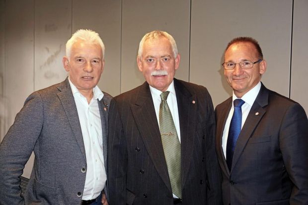 Üben den Schulterschluss im Süden: Joachim Lederer (links) und Rüdiger Pyck (rechts) vom LIV Baden-Württemberg sowie Bayerns Landesinnungsmeister Konrad Ammon jun. Üben den Schulterschluss im Süden: Joachim Lederer (links) und Rüdiger Pyck (rechts) vom LIV Baden-Württemberg sowie Bayerns Landesinnungsmeister Konrad Ammon jun.