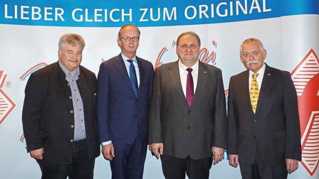Geschlossene Reihen bei den Handwerksspitzen auf Bayern- und Bundesebene (von links): Werner Braun, Herbert Dohrmann, Hans Peter Wollseifer und Konrad Ammon jun. Geschlossene Reihen bei den Handwerksspitzen auf Bayern- und Bundesebene (von links): Werner Braun, Herbert Dohrmann, Hans Peter Wollseifer und Konrad Ammon jun.