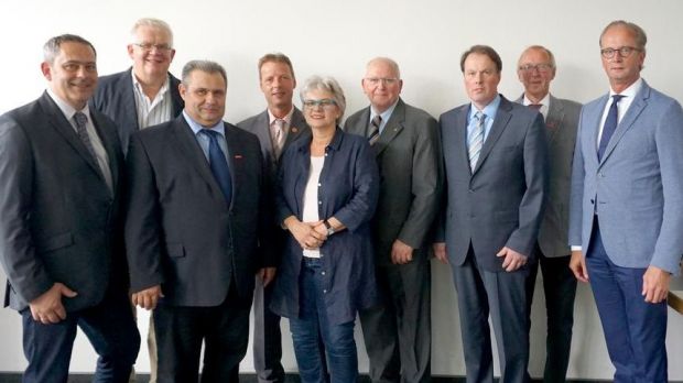 LIV-Vorstand und Gäste (von links): Thorsten Schröder, Ludger Freese, Adalbert Wolf, Volker Haupt, Dr. Sabine Görgen, Heinz Thelen, Ernst-Alfred Kleeschulte, Jakob Kohnen und DFV-Präsident Herbert Dohrmann. LIV-Vorstand und Gäste (von links): Thorsten Schröder, Ludger Freese, Adalbert Wolf, Volker Haupt, Dr. Sabine Görgen, Heinz Thelen, Ernst-Alfred Kleeschulte, Jakob Kohnen und DFV-Präsident Herbert Dohrmann.