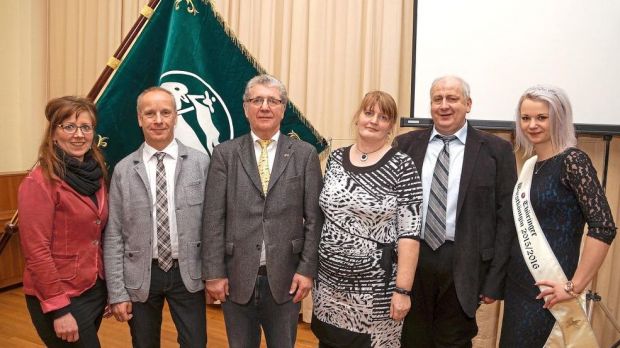 Das Thüringer Führungsteam (von links): Antje Pfauter, Klaus-Dieter Oppel, Landesinnungsmeister Günter Grüner, Geschäftsführerin Helgard Anding, Karl Luthardt und Wurstkönigin Jenny Hermani. Das Thüringer Führungsteam (von links): Antje Pfauter, Klaus-Dieter Oppel, Landesinnungsmeister Günter Grüner, Geschäftsführerin Helgard Anding, Karl Luthardt und Wurstkönigin Jenny Hermani.