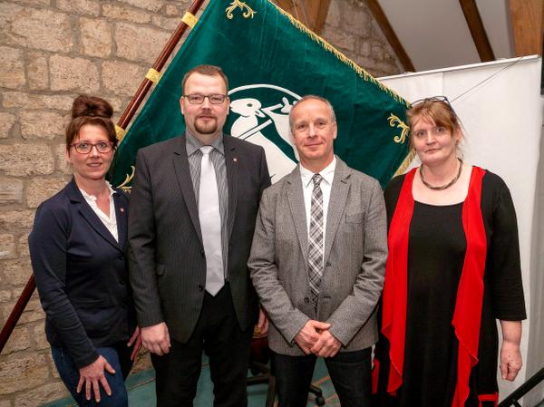 Antje Pfauter (links) und Klaus-Dieter Oppel (2.v.r.) unterstützen den neu gewählten Landesinnungsmeister Thomas Hönnger. Helgard Anding führt weiterhin die Geschäfte. Antje Pfauter (links) und Klaus-Dieter Oppel (2.v.r.) unterstützen den neu gewählten Landesinnungsmeister Thomas Hönnger. Helgard Anding führt weiterhin die Geschäfte.