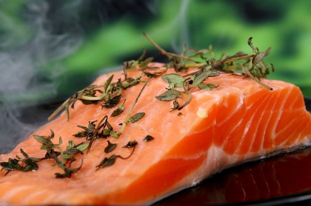 Geräucherter Stremellachs, kalt geräucherter Räucherlachs oder gebeizter Graved Lachs sind mikrobiologisch sensible Lebensmittel und daher leicht verderblich. Geräucherter Stremellachs, kalt geräucherter Räucherlachs oder gebeizter Graved Lachs sind mikrobiologisch sensible Lebensmittel und daher leicht verderblich.