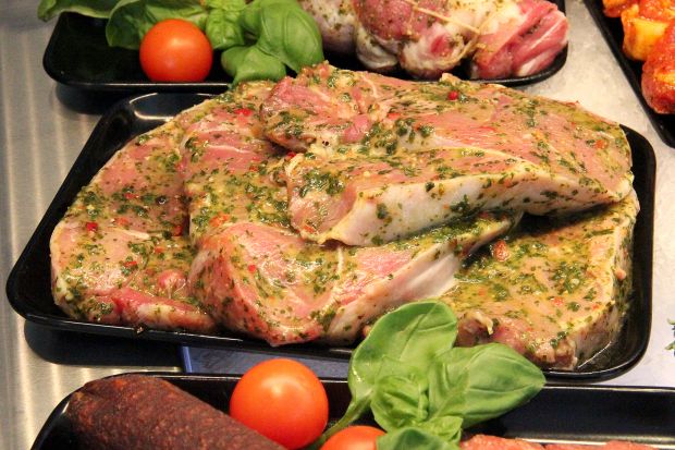 Schmackhafte Alternative für den Grillrost: Hirtenscheiben aus der Keule in hausgemachter Kräuterbutter-Pfeffer-Marinade. Schmackhafte Alternative für den Grillrost: Hirtenscheiben aus der Keule in hausgemachter Kräuterbutter-Pfeffer-Marinade.
