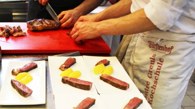 Fleischzubereitung „live“: Ob australisches oder japanisches Wagyu – für Kursteilnehmer und später die Kunden heißt das Genuss pur. Fleischzubereitung „live“: Ob australisches oder japanisches Wagyu – für Kursteilnehmer und später die Kunden heißt das Genuss pur.