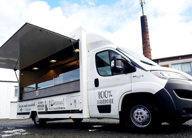 Der Ducato-Triebkopf verschmilzt mit dem Food-Truck-Aufbau zu einer harmonischen Einheit. Die ausgeprägte Folierung hebt die Wertigkeit hervor. Der Ducato-Triebkopf verschmilzt mit dem Food-Truck-Aufbau zu einer harmonischen Einheit. Die ausgeprägte Folierung hebt die Wertigkeit hervor.