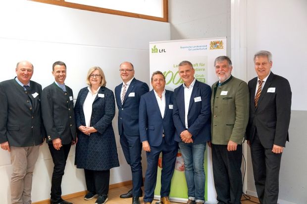 Gaben auf dem LfL-Marktforum Einblick ins Geschäft mit Nebenprodukten (v.l.): Dr. Peter Sutor (LfL), Ottmar Mutzenbach (Schneider Bräuhaus), Dr. Dagmar Brüggemann (MRI), Egbert Klokkers (Tönnies), Michael Hackner (CDS), Bernhard Gronegger (Best Hides), Jakob Opperer (LfL) und Eckbert Dauer (Stmelf).Foto: Gaben auf dem LfL-Marktforum Einblick ins Geschäft mit Nebenprodukten (v.l.): Dr. Peter Sutor (LfL), Ottmar Mutzenbach (Schneider Bräuhaus), Dr. Dagmar Brüggemann (MRI), Egbert Klokkers (Tönnies), Michael Hackner (CDS), Bernhard Gronegger (Best Hides), Jakob Opperer (LfL) und Eckbert Dauer (Stmelf).Foto: