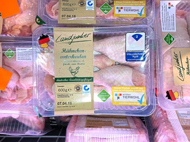 Lidl als auch die Initiative Tierwohl starten ab Dienstag , den 3. April mit der Kennzeichnung von Fleisch aus besseren Haltungsbedingungen. Lidl als auch die Initiative Tierwohl starten ab Dienstag , den 3. April mit der Kennzeichnung von Fleisch aus besseren Haltungsbedingungen.
