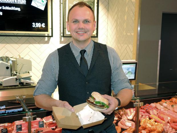 Marktleiter Frederik Großerohde mit dem Verkaufsschlager „Rietburger“. Marktleiter Frederik Großerohde mit dem Verkaufsschlager „Rietburger“.