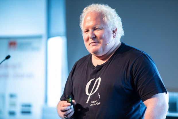Der Hype um die Künstliche Intelligenz verläuft wellenförmig, beobachtet KI-Experte Chris Boos: „Wir sind jetzt im vierten oder fünften Hypecycle. Und dieses Mal sieht es so aus als würde sie bleiben.“ Der Hype um die Künstliche Intelligenz verläuft wellenförmig, beobachtet KI-Experte Chris Boos: „Wir sind jetzt im vierten oder fünften Hypecycle. Und dieses Mal sieht es so aus als würde sie bleiben.“