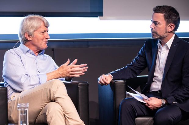 Nachgefragt: Prof. Dr. Heiner Niemann (links) vom Institut für Nutztiergenetik (FLI) und afz-Chefredakteur Jörg Schiffeler analysierten Chancen und Risiken von CRISPR/Cas, der so genannten Genschere. Nachgefragt: Prof. Dr. Heiner Niemann (links) vom Institut für Nutztiergenetik (FLI) und afz-Chefredakteur Jörg Schiffeler analysierten Chancen und Risiken von CRISPR/Cas, der so genannten Genschere.