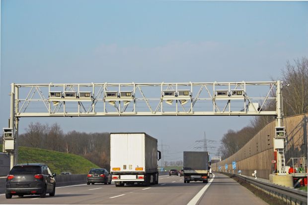 Das streckenabhängige Mautsystem umfasst in Deutschland ein Straßennetz von mehr als 50.000 Kilometern Länge.
Das streckenabhängige Mautsystem umfasst in Deutschland ein Straßennetz von mehr als 50.000 Kilometern Länge.