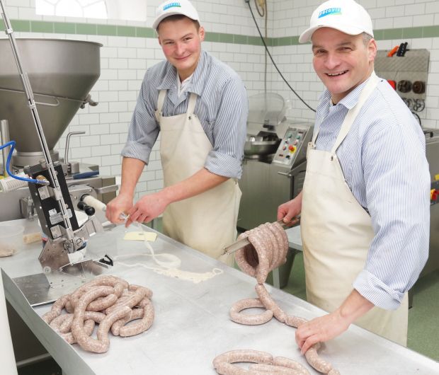 Ergänzen sich hervorragend und arbeiten in der Produktion Hand in Hand: Max und Holger Schulze.
Ergänzen sich hervorragend und arbeiten in der Produktion Hand in Hand: Max und Holger Schulze.