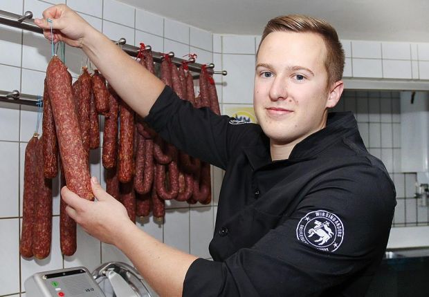 Eigentlich schon ein alter Hase: Maximilian Grebe ist bereits seit der Kindheit ein Fan des Fleischerhandwerks und hat dies bei seiner Abschlussprüfung bewiesen. Eigentlich schon ein alter Hase: Maximilian Grebe ist bereits seit der Kindheit ein Fan des Fleischerhandwerks und hat dies bei seiner Abschlussprüfung bewiesen.