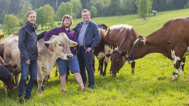 Feiern die Partnerschaft (von links): Andreas Schmidlechner, McDonald’s Österreich, mit Andreas und Stefan Lindner, die den Schörgerhof in Oberndorf bei Kitzbühel als M-Rind-Betrieb führen. Feiern die Partnerschaft (von links): Andreas Schmidlechner, McDonald’s Österreich, mit Andreas und Stefan Lindner, die den Schörgerhof in Oberndorf bei Kitzbühel als M-Rind-Betrieb führen.