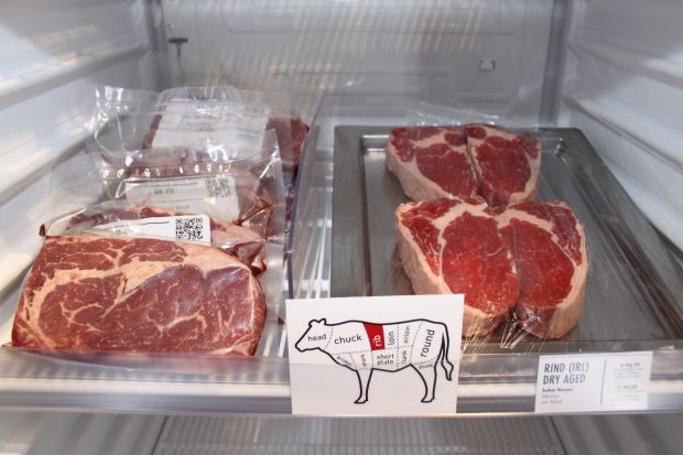 Ein Rib-Eye am Stück vom irischen Rind gibt es im Meat Market für 84,70 Euro pro Kilo außer Haus und für 94,20 Euro beim Verzehr im Meat Market. Ein Rib-Eye am Stück vom irischen Rind gibt es im Meat Market für 84,70 Euro pro Kilo außer Haus und für 94,20 Euro beim Verzehr im Meat Market.