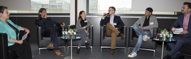 Start-up-Unternehmen im kritischen Diskurs mit Richard David Precht sowie den Moderatoren Renate Kühlcke und Jörg Schiffeler Start-up-Unternehmen im kritischen Diskurs mit Richard David Precht sowie den Moderatoren Renate Kühlcke und Jörg Schiffeler
