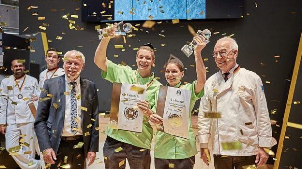 Das Gewinnerteam Patrick und Nicole Mittmann mit ZV-Präsident Michael Wippler (links) und Vizepräsident Wolfgang Schäfer. Das Gewinnerteam Patrick und Nicole Mittmann mit ZV-Präsident Michael Wippler (links) und Vizepräsident Wolfgang Schäfer.