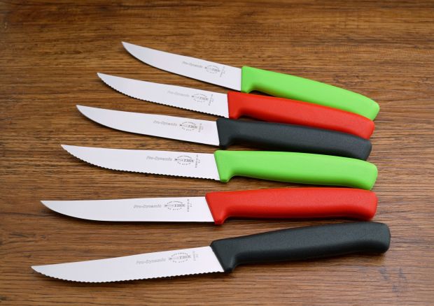 Scharfe Klingen für Steak und Pizza: Dick-Messer mit farbigen Griffen. Scharfe Klingen für Steak und Pizza: Dick-Messer mit farbigen Griffen.