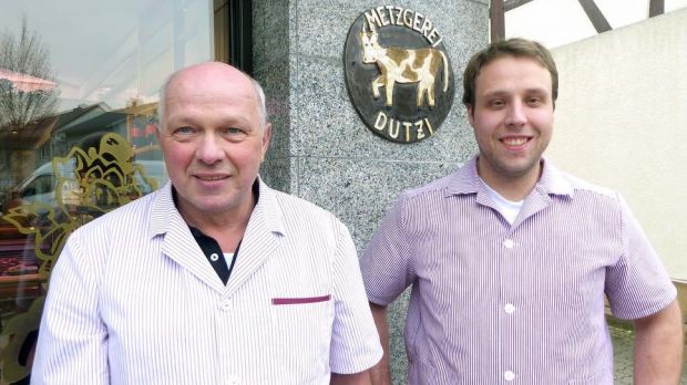 Wollen das Beste für den Betrieb: Thomas Dutzi (links) hat sein Fachgeschäft in Zeutern an den jungen Fleischermeister Sebastian Oberst übergeben. Wollen das Beste für den Betrieb: Thomas Dutzi (links) hat sein Fachgeschäft in Zeutern an den jungen Fleischermeister Sebastian Oberst übergeben.