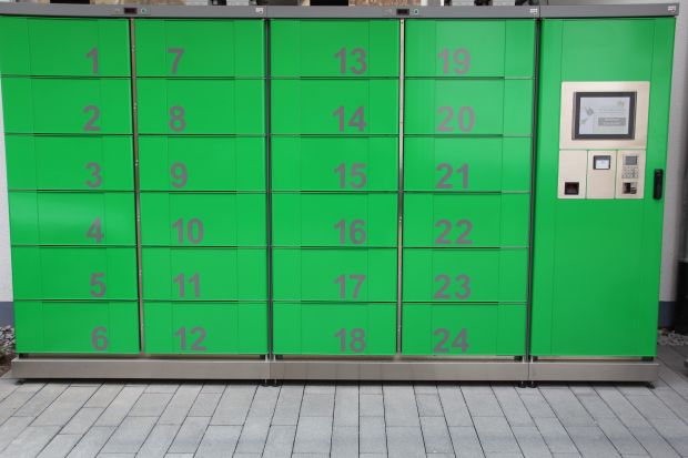 In den 24 Kühlfächern verbergen sich die auch außerhalb der Ladenöffnungszeiten abholbereiten Kundenbestellungen. In den 24 Kühlfächern verbergen sich die auch außerhalb der Ladenöffnungszeiten abholbereiten Kundenbestellungen.