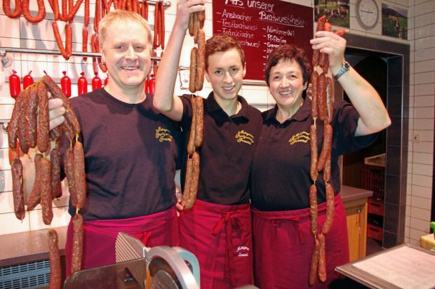 Wöchentlich präsentieren Matthias, Johannes und Stephanie Freund (von links) ein neues Produkt und kündigen es auf Facebook mit der Einladung an: „Kommt vorbei und probiert es aus“.
Wöchentlich präsentieren Matthias, Johannes und Stephanie Freund (von links) ein neues Produkt und kündigen es auf Facebook mit der Einladung an: „Kommt vorbei und probiert es aus“.