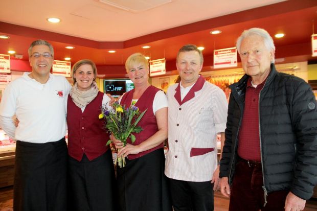 Feiern das 90. Jubiläum der Metzgerei Haller: Fritz Haller, Werner Schmidt, Claudia Schmidt, Stefanie Barembruch und Axel Schmidt (von rechts). Feiern das 90. Jubiläum der Metzgerei Haller: Fritz Haller, Werner Schmidt, Claudia Schmidt, Stefanie Barembruch und Axel Schmidt (von rechts).