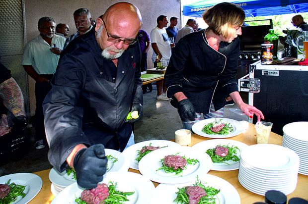 Wolfgang Herbst und Schwägerin Natascha Herbst haben alle Hände voll zu tun, wenn eines der beliebten Grillseminare veranstaltet wird.
Wolfgang Herbst und Schwägerin Natascha Herbst haben alle Hände voll zu tun, wenn eines der beliebten Grillseminare veranstaltet wird.