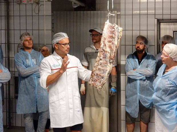 Dry Aged in aller Munde: Senior Gerhard Kaiser erklärt die Vorzüge des traditionellen Reifeverfahrens. Dry Aged in aller Munde: Senior Gerhard Kaiser erklärt die Vorzüge des traditionellen Reifeverfahrens.