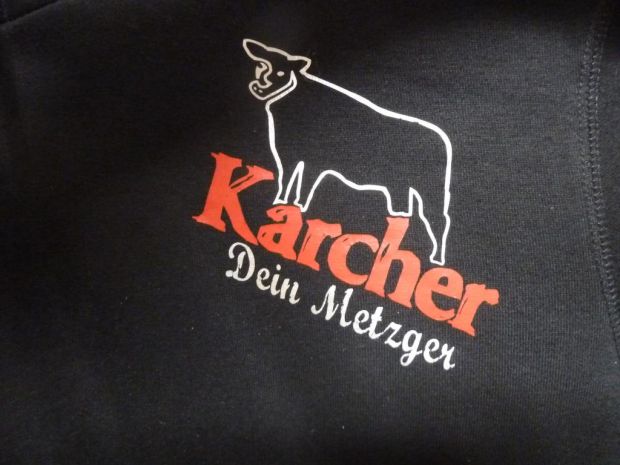 Auch die Berufsbekleidung ist mit Logo und Slogan bestückt. Auch die Berufsbekleidung ist mit Logo und Slogan bestückt.