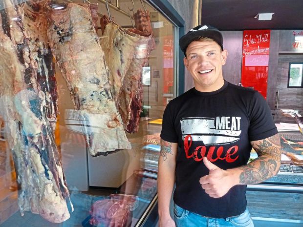 Simon Karcher ist für jeden Kunden „Dein Metzger“. Die Liebe zum Fleisch heißt bei ihm kurz und knackig: Meat love. Simon Karcher ist für jeden Kunden „Dein Metzger“. Die Liebe zum Fleisch heißt bei ihm kurz und knackig: Meat love.