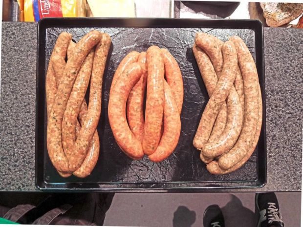 Drei Sorten der Spezial-Bratwürste (von links): roter Spitzpaprika-Frühlingszwiebeln, der Favorit Tomate-Basilikum, Thymian-Zitrone
Drei Sorten der Spezial-Bratwürste (von links): roter Spitzpaprika-Frühlingszwiebeln, der Favorit Tomate-Basilikum, Thymian-Zitrone
