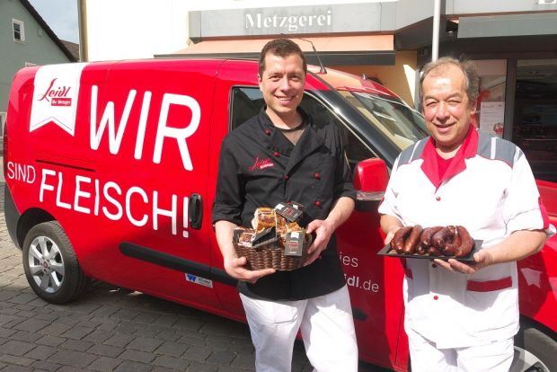 Xaver Leidl jun. und sen. stellen gemeinsam mit ihrem Team 160 Wurstsorten selbst her. Die Palette reicht von Frisch- und Brüh- bis zu Rohwurst, von Kalbs- und Chili-Leberkäse über Weiß- und Bratwürste bis zu fünf Rohschinken- und 14 Salamisorten. Xaver Leidl jun. und sen. stellen gemeinsam mit ihrem Team 160 Wurstsorten selbst her. Die Palette reicht von Frisch- und Brüh- bis zu Rohwurst, von Kalbs- und Chili-Leberkäse über Weiß- und Bratwürste bis zu fünf Rohschinken- und 14 Salamisorten.