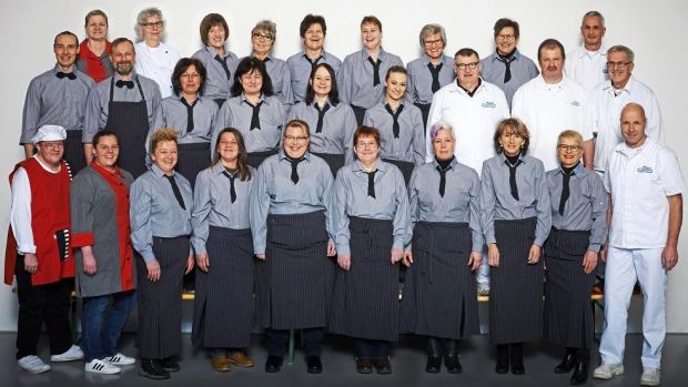 Täglich für die Kunden da: Hans-Peter und Ulrika Riegger (unten von rechts) beschäftigen 35 Mitarbeiter in Produktion, Logistik und Verkauf. Täglich für die Kunden da: Hans-Peter und Ulrika Riegger (unten von rechts) beschäftigen 35 Mitarbeiter in Produktion, Logistik und Verkauf.