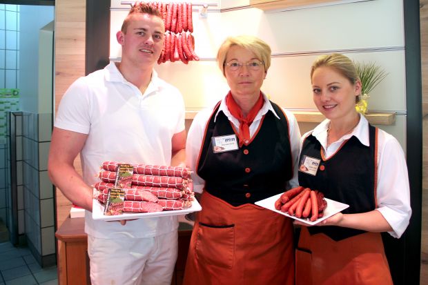 Aktiv und kreativ in Sachen Marketing: Claudius, Renate und Judith Seitz aus Markdorf mit der Gehrenberg-Salami und dem Inhalt der „Wandertüte“. Aktiv und kreativ in Sachen Marketing: Claudius, Renate und Judith Seitz aus Markdorf mit der Gehrenberg-Salami und dem Inhalt der „Wandertüte“.