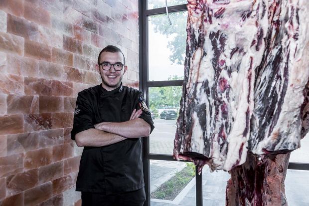 Hat kein Imageproblem: Stefan Wenisch ist Fleischermeister, Betriebswirt, Fleischtechniker und Fleischsommelier. Hat kein Imageproblem: Stefan Wenisch ist Fleischermeister, Betriebswirt, Fleischtechniker und Fleischsommelier.