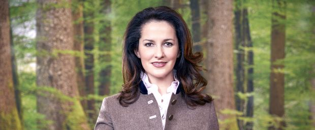 Michaela Kaniber ist seit März 2018 Bayerische Staatsministerin für Ernährung, Landwirtschaft und Forsten.
Michaela Kaniber ist seit März 2018 Bayerische Staatsministerin für Ernährung, Landwirtschaft und Forsten.
