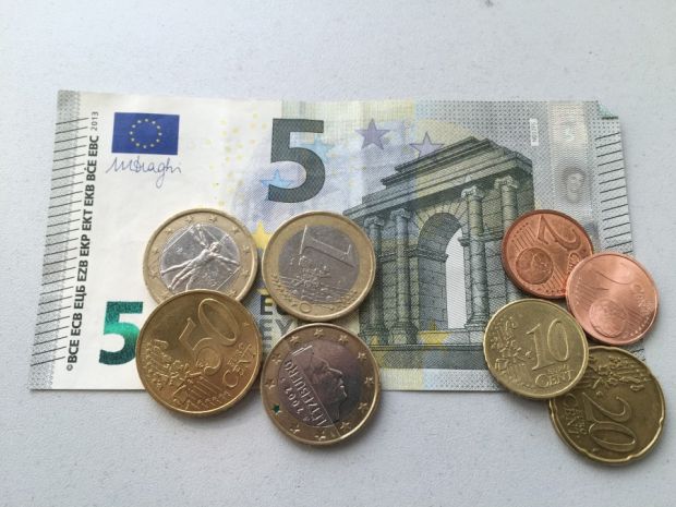 Es bleibt dabei: Beschäftigte in der Fleischwirtschaft erhalten bis Ende diesen Jahres 8,84 Euro je Stunde. Der im Frühjahr vereinbarte Mindestlohn-Tarifvertrag trat nicht in Kraft. Es bleibt dabei: Beschäftigte in der Fleischwirtschaft erhalten bis Ende diesen Jahres 8,84 Euro je Stunde. Der im Frühjahr vereinbarte Mindestlohn-Tarifvertrag trat nicht in Kraft.
