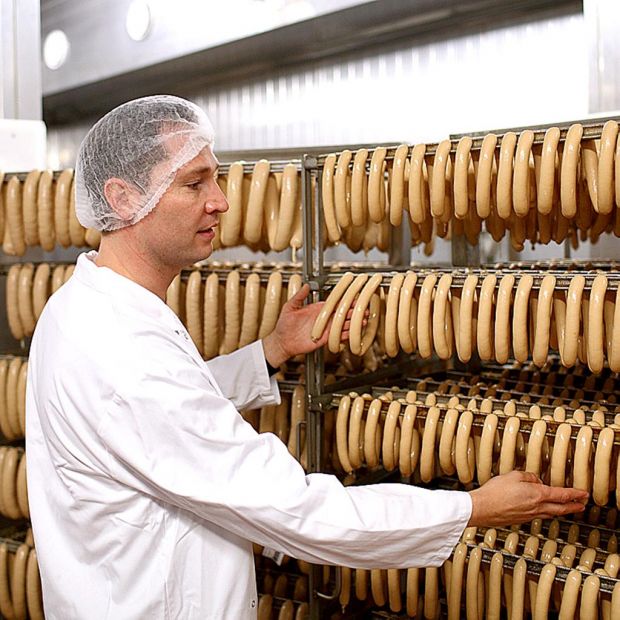 Die Idee der Wurstproduzenten war, das Brät direkt mit den Gewürzen und Curry im Kessel zur verarbeiten, ohne Därme zu verwenden, weiß Richard Mischau. Die Idee der Wurstproduzenten war, das Brät direkt mit den Gewürzen und Curry im Kessel zur verarbeiten, ohne Därme zu verwenden, weiß Richard Mischau.