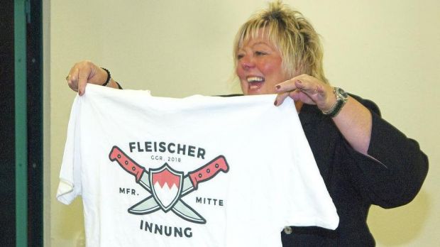 Angelika Ziegler präsentiert das neue Logo mit dem Mittelfrankens Metzger in die Zukunft starten. Angelika Ziegler präsentiert das neue Logo mit dem Mittelfrankens Metzger in die Zukunft starten.